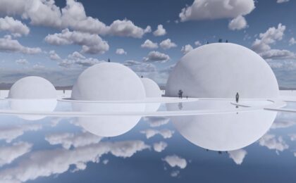 Vor einem wolkigen Hintergrund befinden sich große weiße Kugeln.