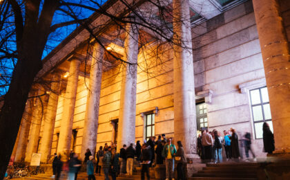 Bild der Außenfassade des Haus der Kunst im Abendlicht