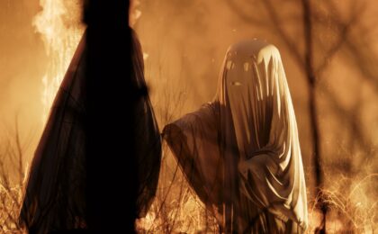 Ein weißer Geist jagt eine schwarze Gestalt.