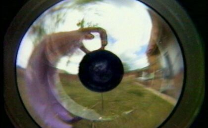 Ein rundes Bild mit einer Person in der Mitte.