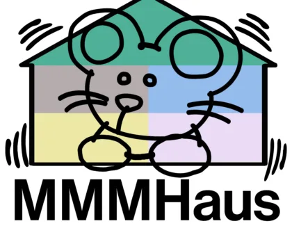 Ein buntes Haus mit einer Maus und dem Schriftzug: „MMMHaus“.
