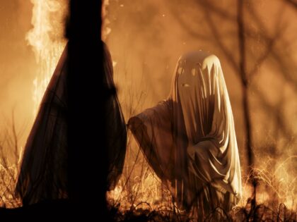 Ein weißer Geist jagt eine schwarze Gestalt.