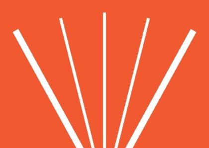 Orangener Hintergrund mit weißen Streifen.