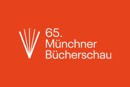 Das Logo der Münchner Bücherschau mit weißer Schrift auf rotem Grund.