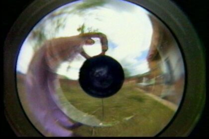 Ein rundes Bild mit einer Person in der Mitte.