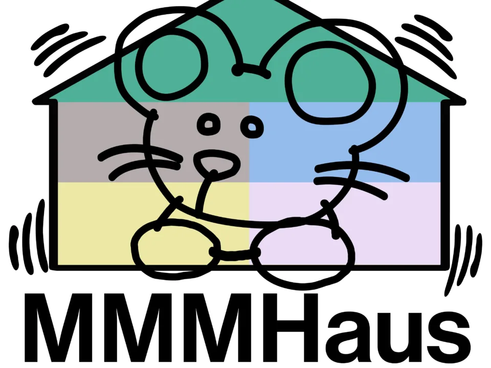 Ein buntes Haus mit einer Maus und dem Schriftzug: „MMMHaus“.