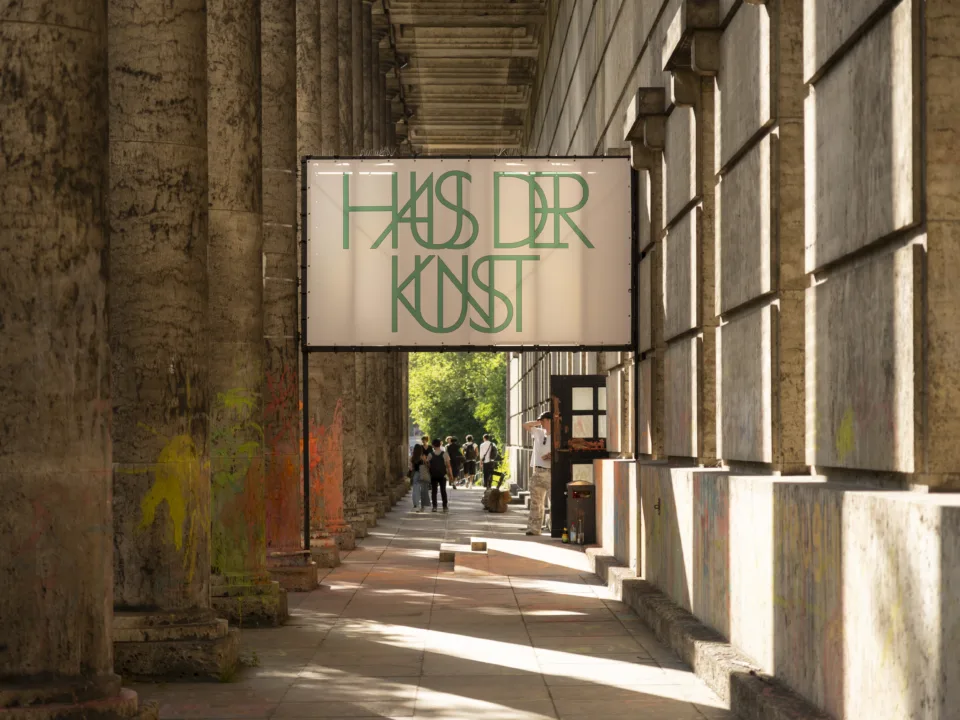 Auf einer Leinwand taucht der Schriftzug „Haus der Kunst“ auf.