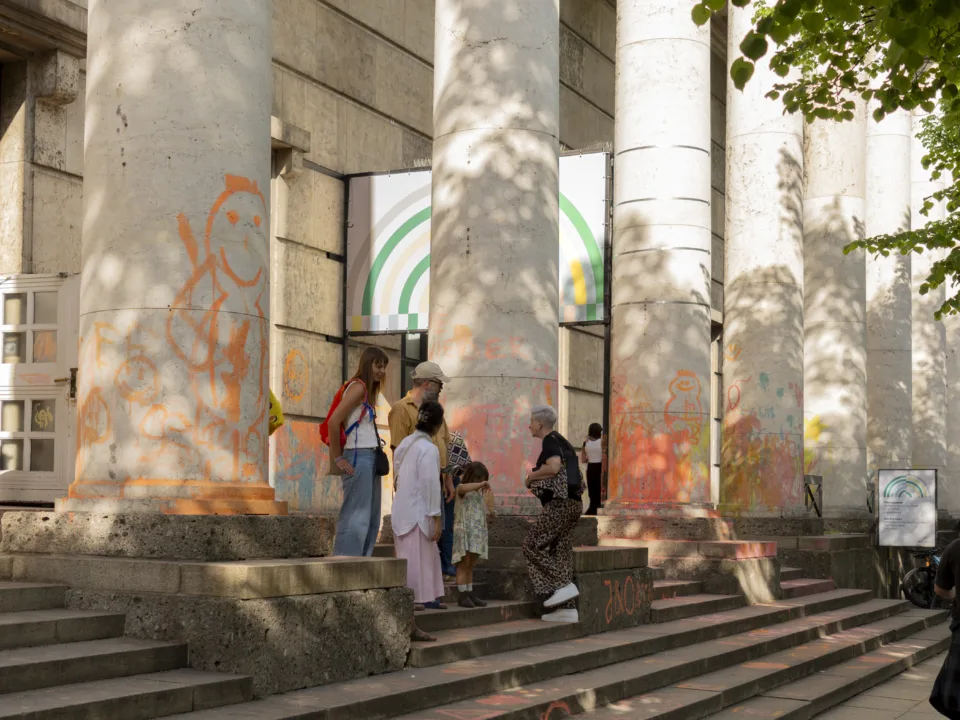 Menschen stehen an einem Treppenaufgang.