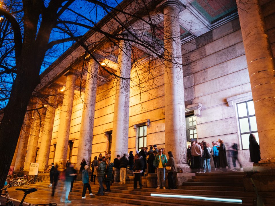 Bild der Außenfassade des Haus der Kunst im Abendlicht