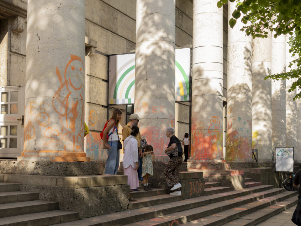 Menschen stehen an einem Treppenaufgang.