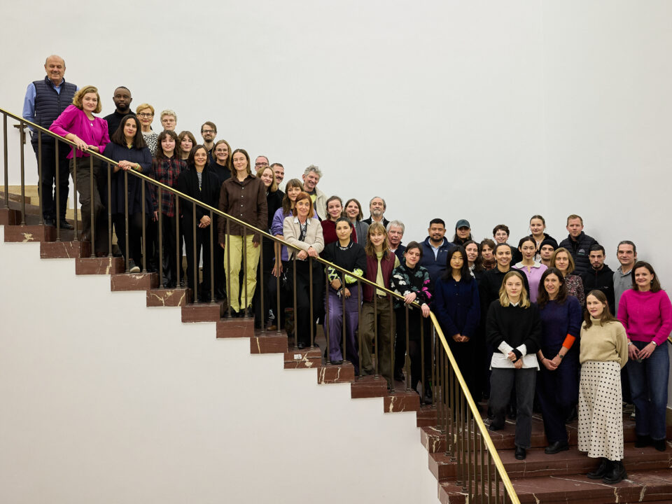 Team des Haus der Kunst auf einer Treppe stehend