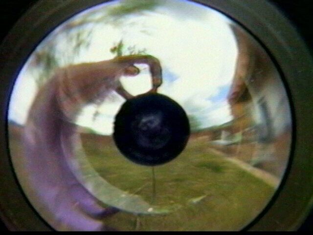 Ein rundes Bild mit einer Person in der Mitte.